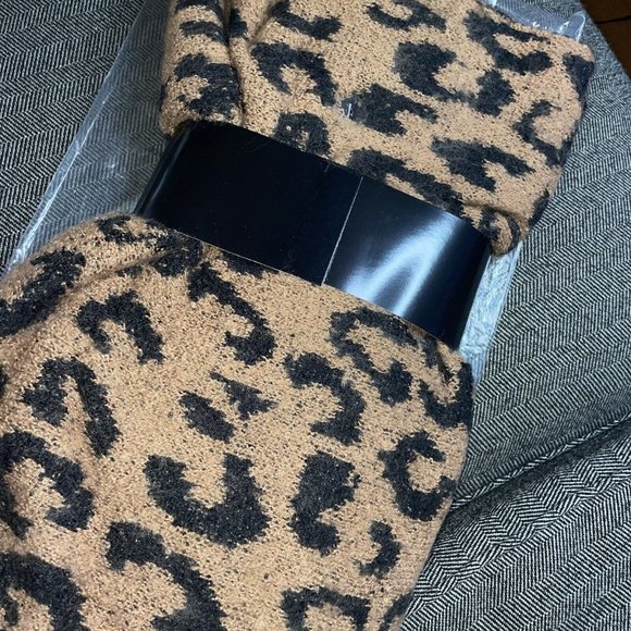 Steve Madden PomPom Beanie & Leopard Print Knit Scarf 2-Piece Set New Nwt hat gi - Picture 6 of 6